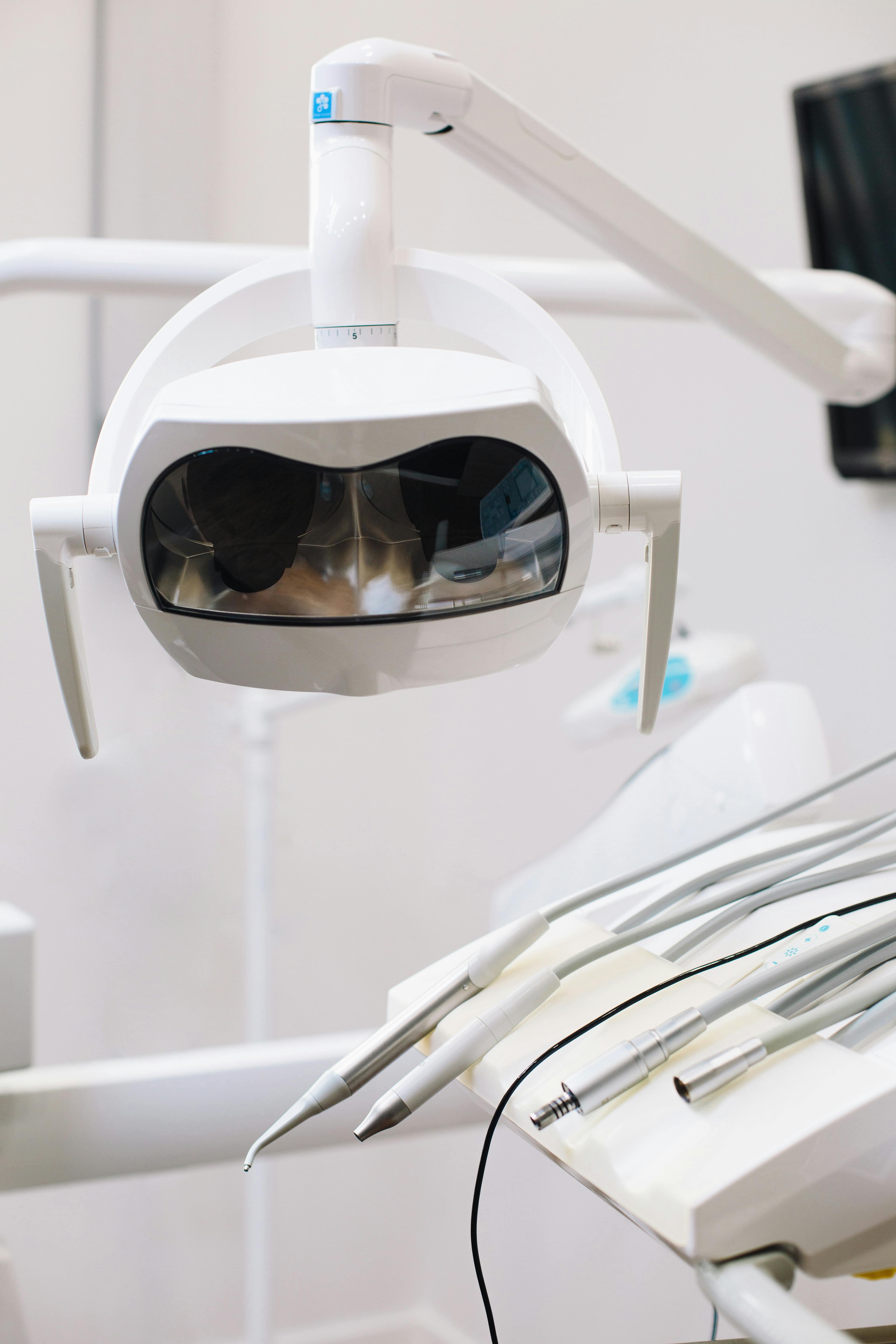 Specjalizujemy się w kompleksowym leczeniu próchnicy i odbudowie nawet mocno zniszczonych zębów. 